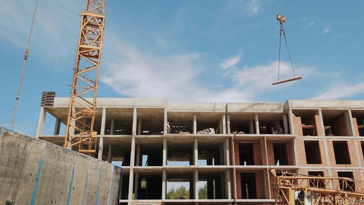 كيف تختار مقاولًا مناسبًا لمشروعك في جدة؟ دليل عملي لأعمال البناء، التشطيب، الترميم والعزل